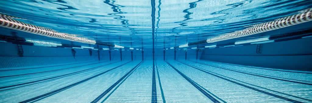 Piscina con agua limpia y sin cloraminas gracias a filtración avanzada