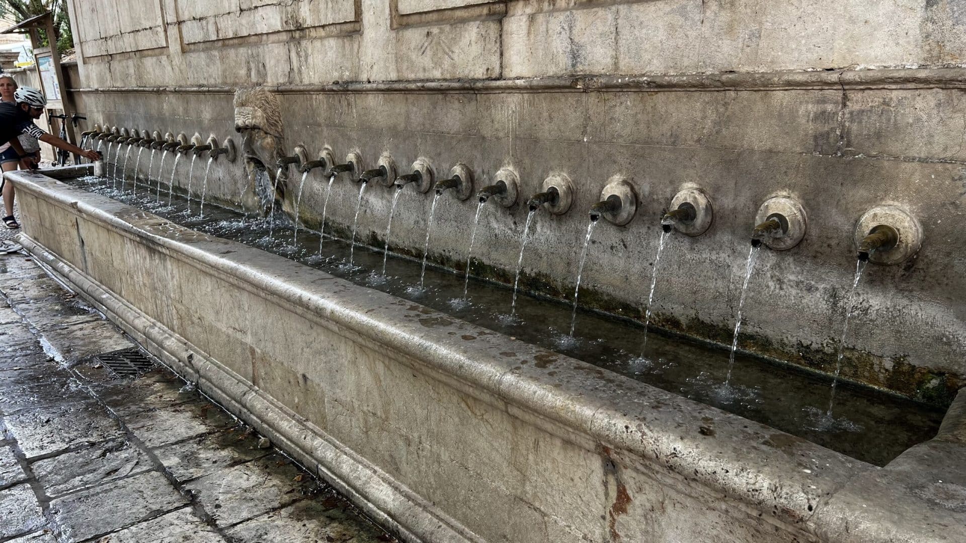 Fuente de los 25 caños de Xàtiva, municipio de Valencia cuya red de agua potable ha llegado al Parlamento Europeo